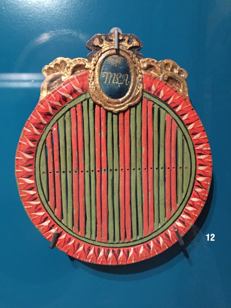 Pyöreä punaiseksi ja vihreäksi maalattu peruspirta.